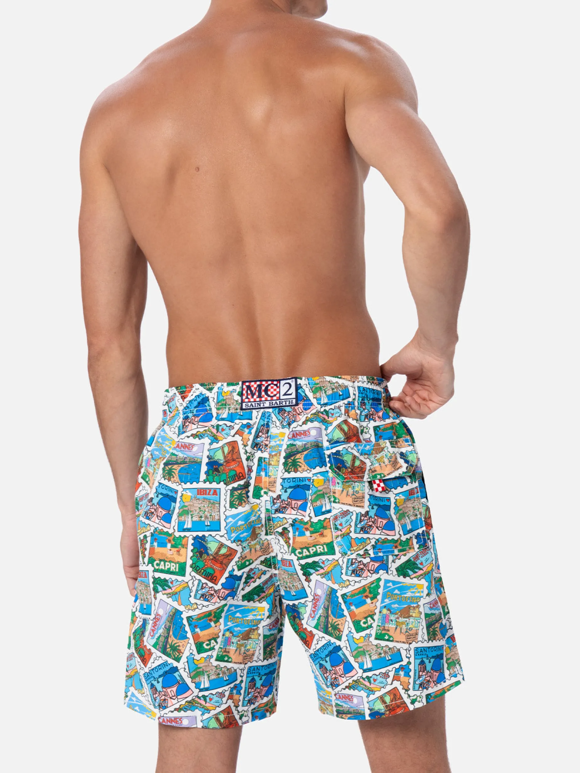 Mittellange Gustavia-Badeshorts für Herren mit Postkarten-Mix-Print | ALESSANDRO ENRIQUEZ SONDERAUSGABE