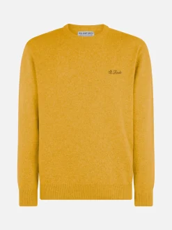 Ockergelber Herrenpullover mit Rundhalsausschnitt und St. Barth-Stickerei