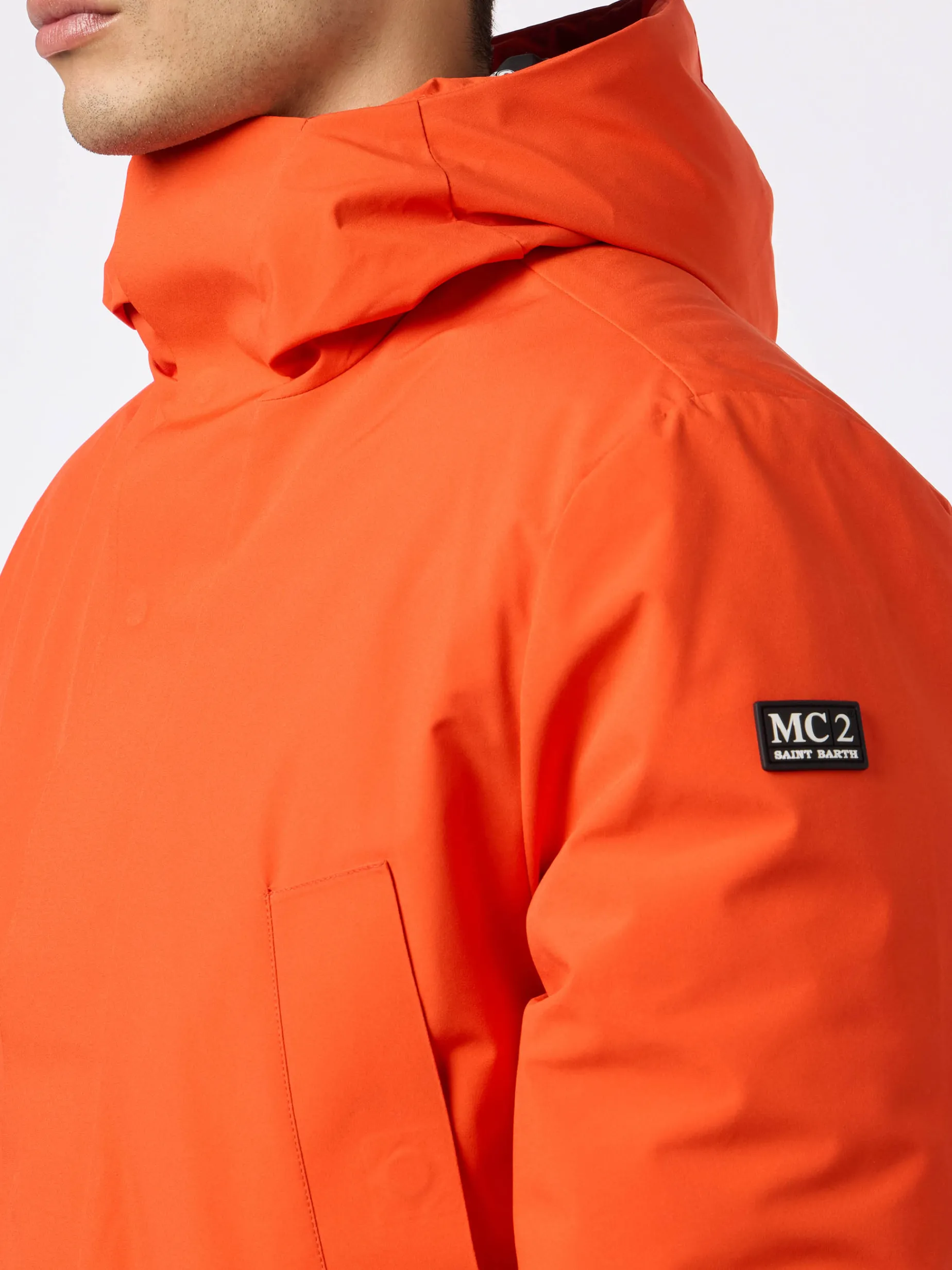 Orangefarbener Parka für Herren mit Kapuze und Bandana-Futter