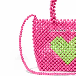 Perlenbesetzte rosa Handtasche mit grünem Herz