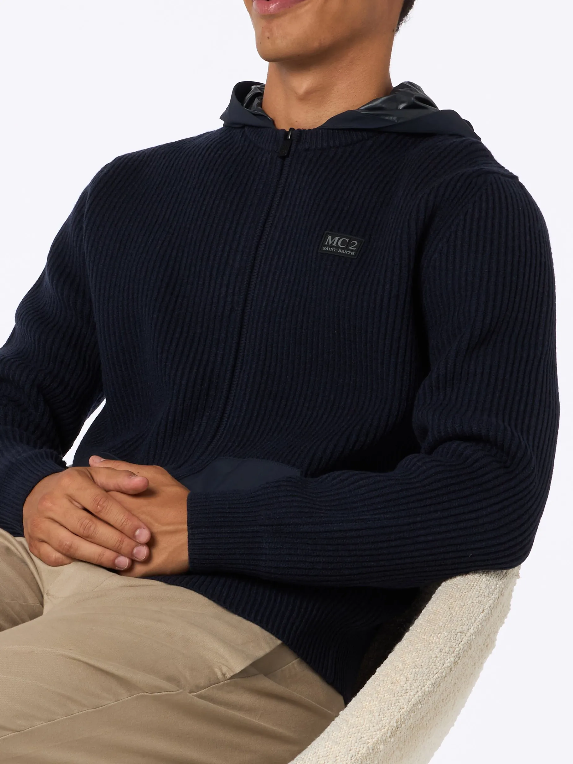 Pullover mit durchgehendem Reißverschluss von Wiberg mit Kapuze aus technischem Stoff und Taschen
