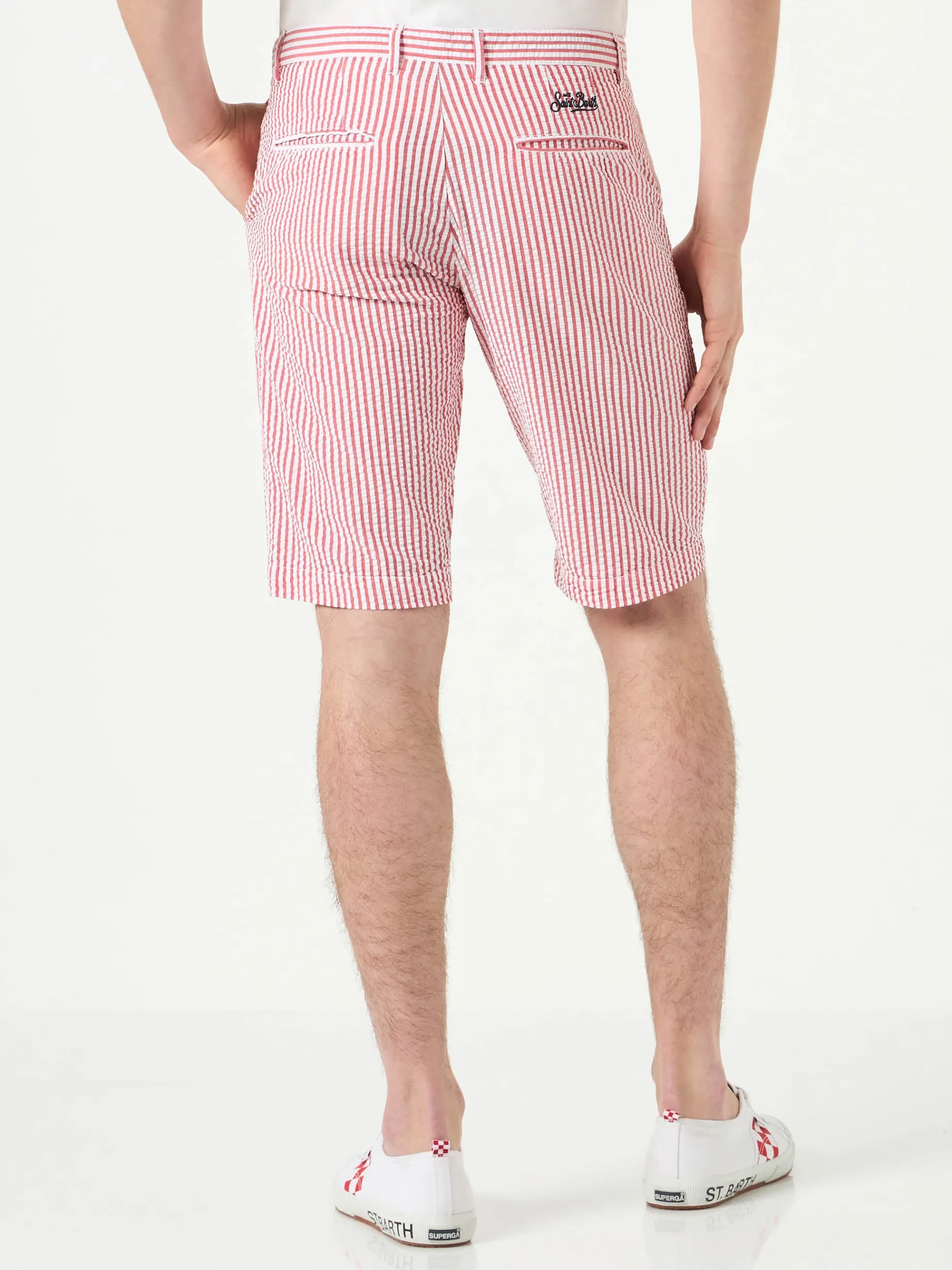 Rot gestreifte Bermudashorts