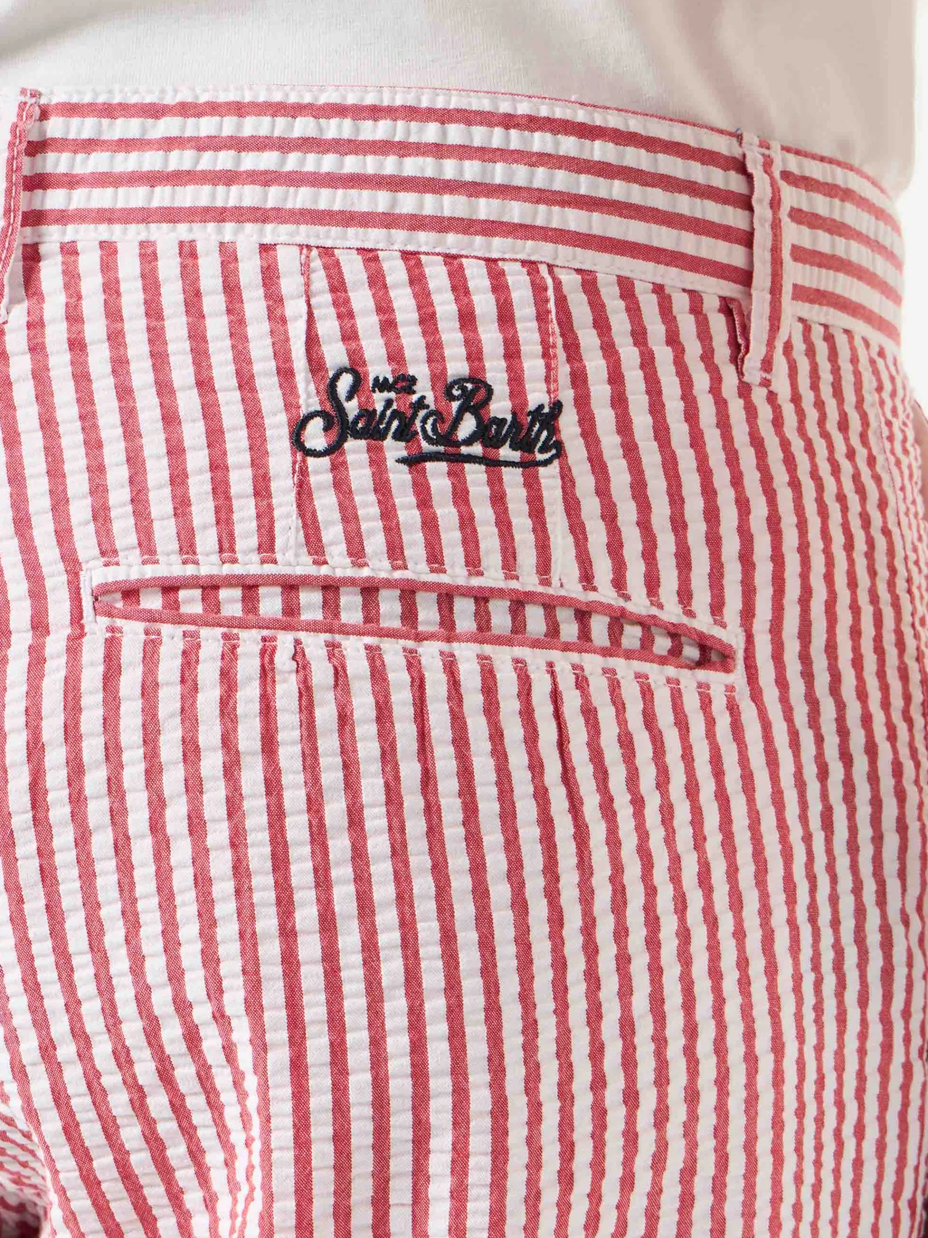 Rot gestreifte Bermudashorts