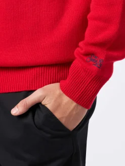 Roter Herrenpullover im norwegischen Stil