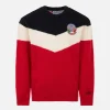 Roter und blauer Jungenpullover mit Aufnäher
