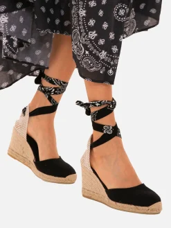 Schwarze bedruckte Canvas-Espadrillas mit hohem Keilabsatz und Knöchelspitze
