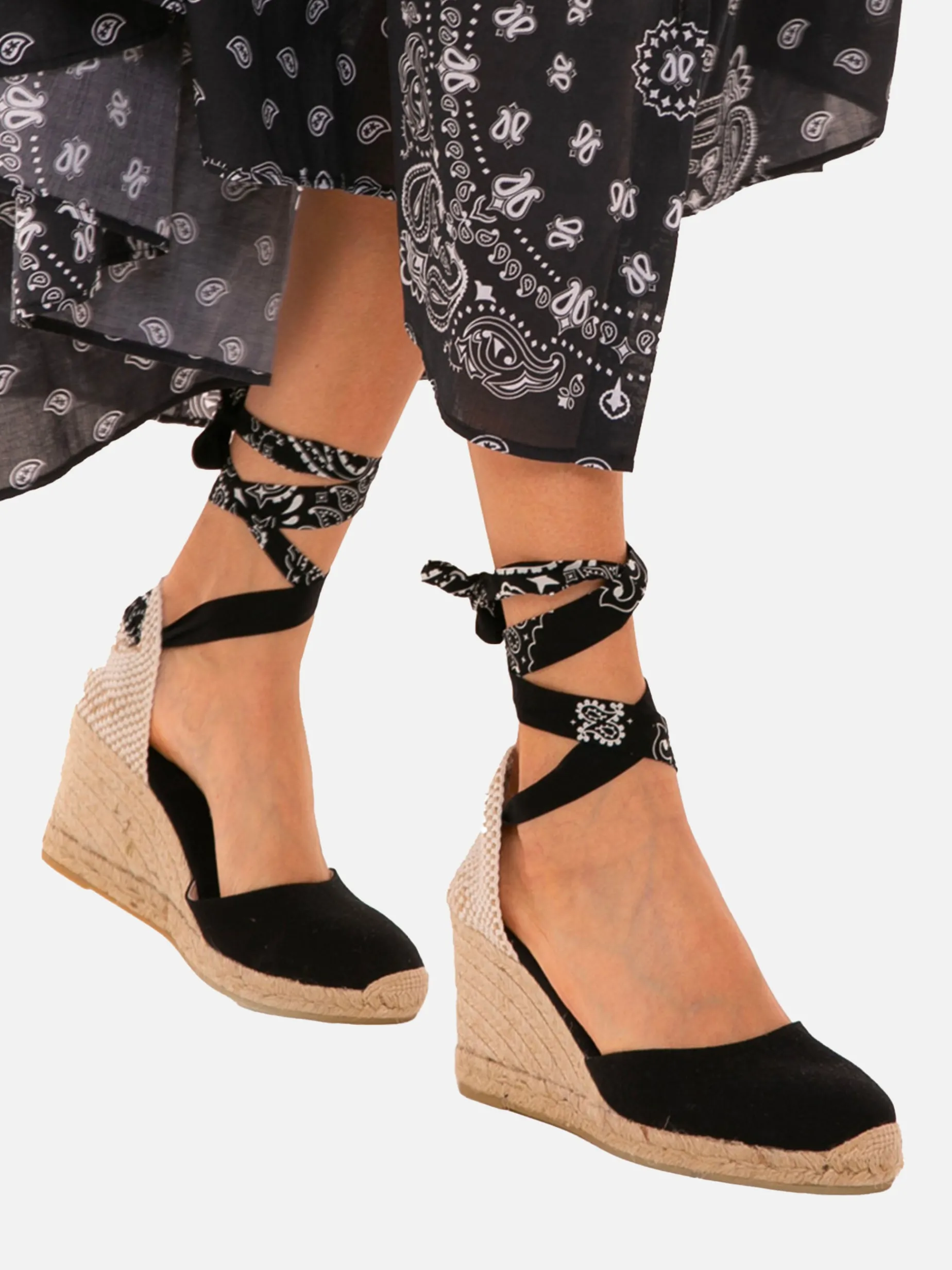 Schwarze bedruckte Canvas-Espadrillas mit hohem Keilabsatz und Knöchelspitze