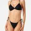 Schwarzer Triangel-Bikini mit schwarzem, glänzendem Tüll umwickelt