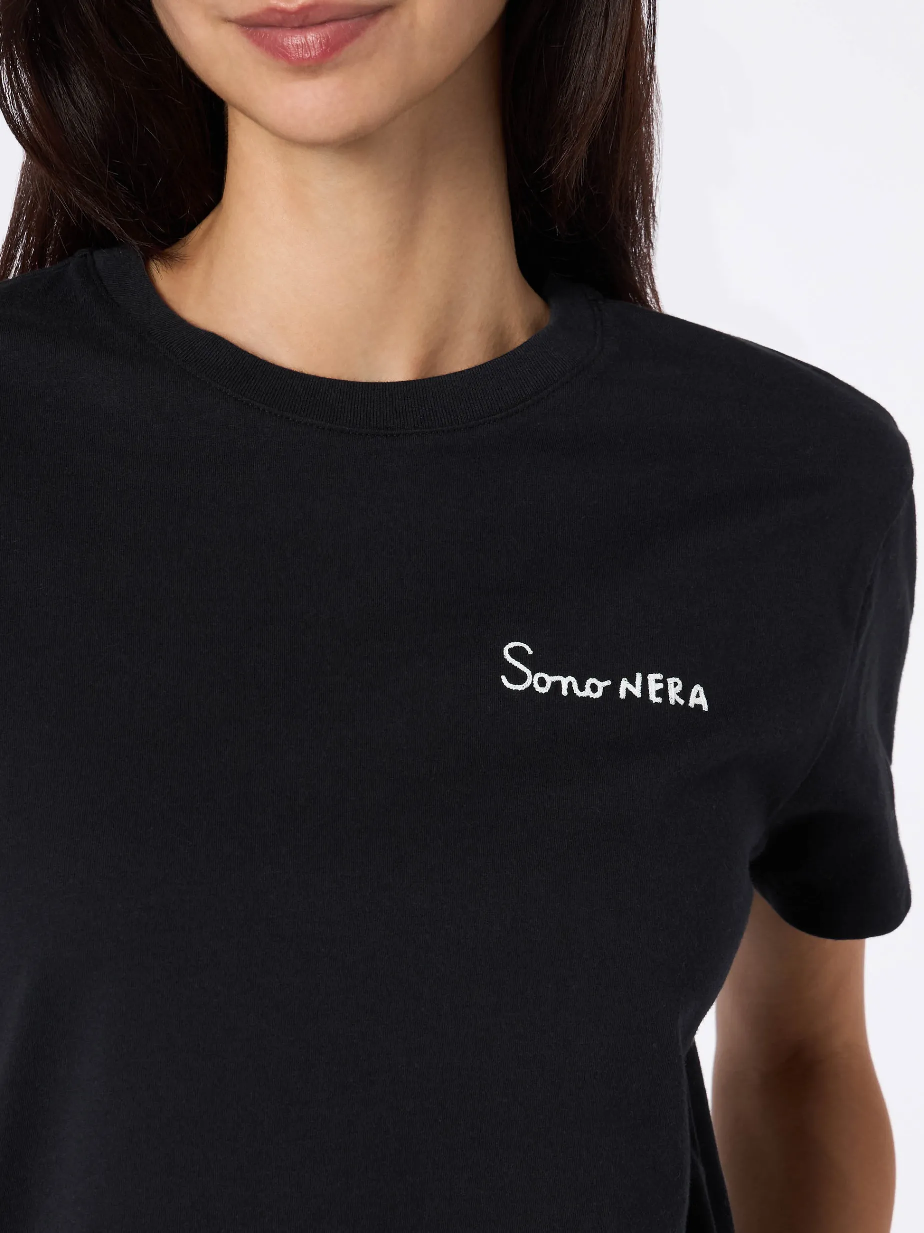 Schwarzes Damen-T-Shirt Emilie aus Baumwolljersey mit Rundhalsausschnitt und Sono Nera-Stickerei