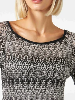 Schwarz-weiß gestricktes Chevron-Minikleid