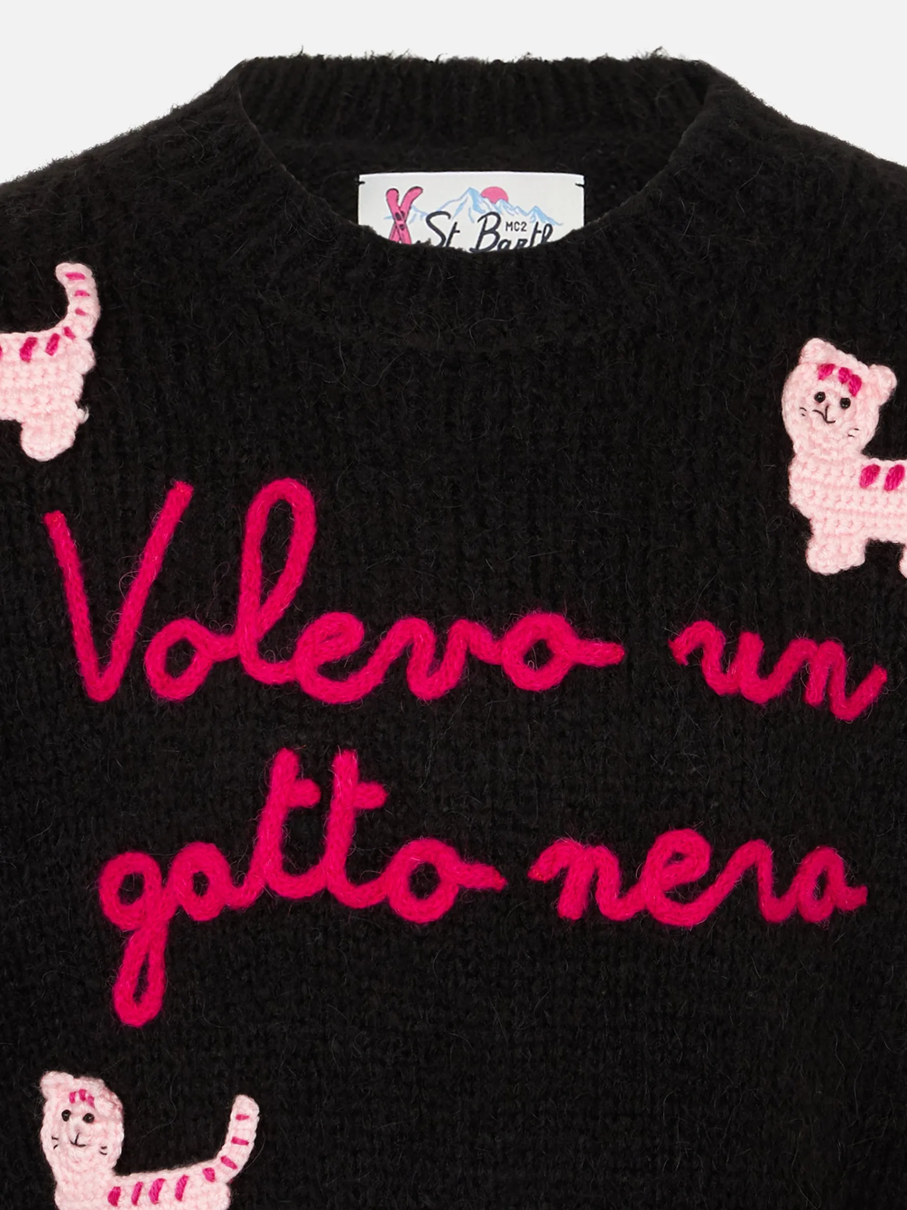 Weicher Mädchenpullover mit Rundhalsausschnitt, gehäkeltem Katzenaufnäher und Volevo un Gatto Nero-Stickerei