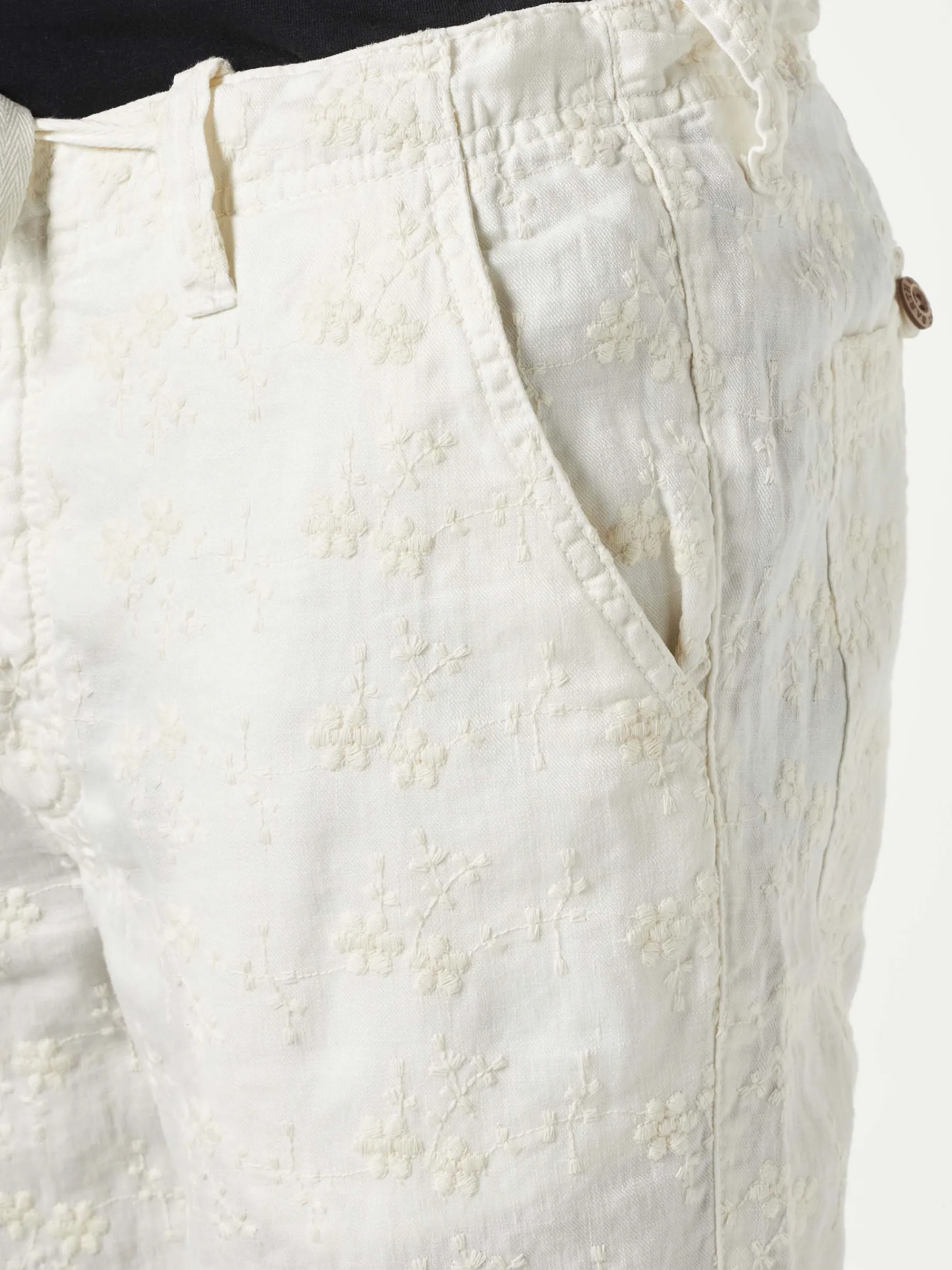 Weiße bestickte Bermudashorts